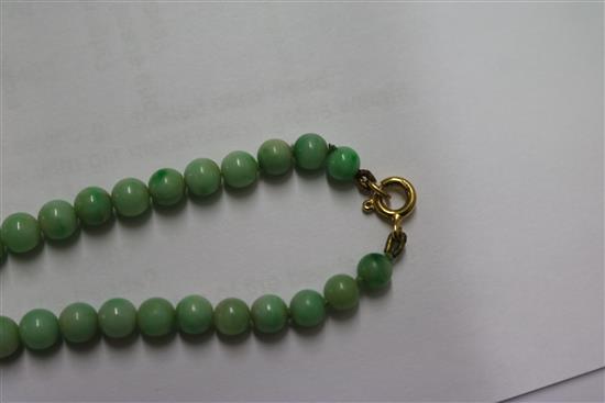 A single strand graduated jadeite bead necklace with 14ct gold clasp, 66cm.